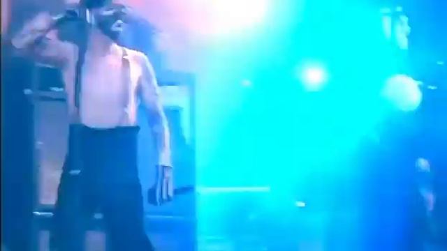 That time Marilyn Manson “accidentally” kicked his former guitarist John 5. смотреть онлайн