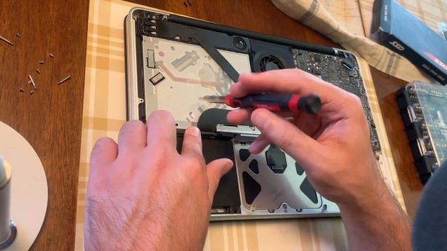 2012 Apple MacBook Pro Upgrade in 2023 (HDD to SSD and New Battery) смотреть онлайн