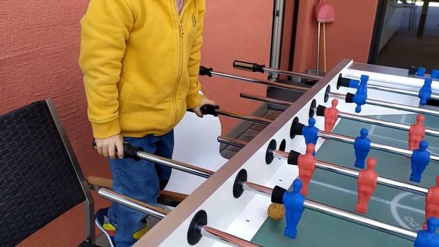 Колибри арт Аня с Катей ищут ящериц и играют в настольный футбол смотреть онлайн