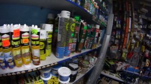 Чем и как приклеить плинтус потолочный. Багет к потолку.