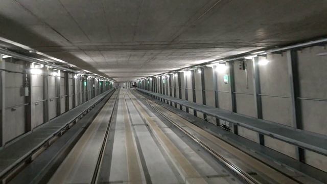 Train goes from Satellite to Terminal 2 in Munich Airport — 4K смотреть онлайн