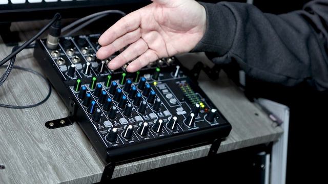 Mackie 802VLZ4 XLR Microphone Mixer with High Quality Onyx Preamps To Drive Most Microphones смотреть онлайн