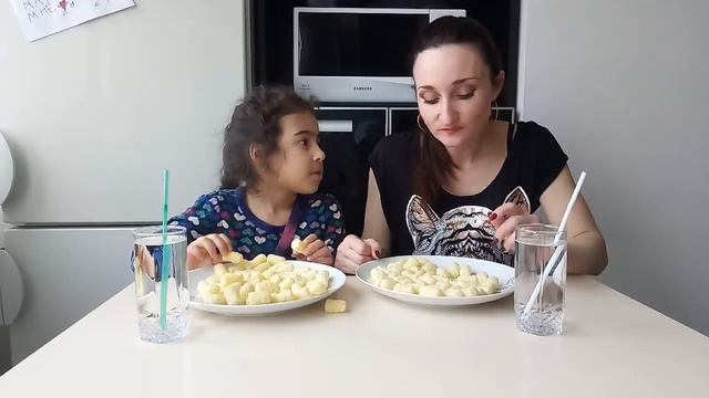 ПОПРОБУЙ НЕ ЗАПИВАТЬ! Челлендж Мама кусается)TRY NOT TO DRINK! Challenge. Mom bites) смотреть онлайн