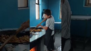 узбекиский кухня. уличная еда шашлык. плов думлама
жаргам