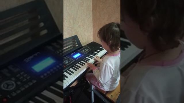 мелодию из Титаник играет смотреть онлайн