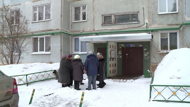 Жильцов первых этажей обязали заплатить за лифт смотреть онлайн