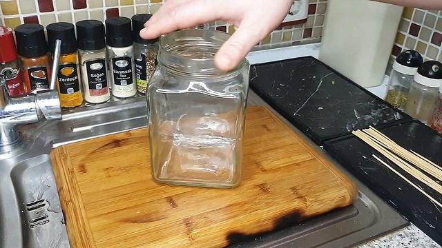 Kavanoza tavuk koyuyorum ve Lezzetli bir et yemeği alıyorum.Pişirmeden Önce Etleri Odunla Yakıyorum смотреть онлайн