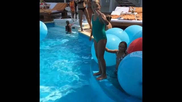 Сегодня мы веселимся в бассейне. Пляж Mantra Вечеринка Get Wet смотреть онлайн