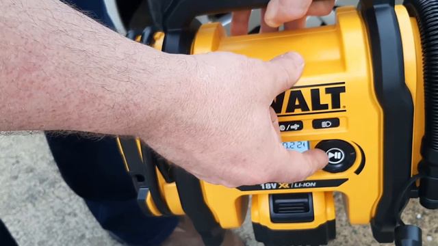 DeWalt DCC018N Tyre inflator review смотреть онлайн