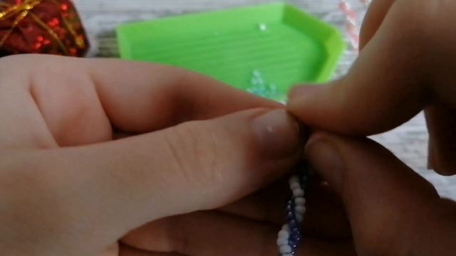 НОВОГОДНЕЕ КОЛЕЧКО С КОНФЕТОЙ ?/Идеи Для Колечек На Новый Год ❄️ смотреть онлайн