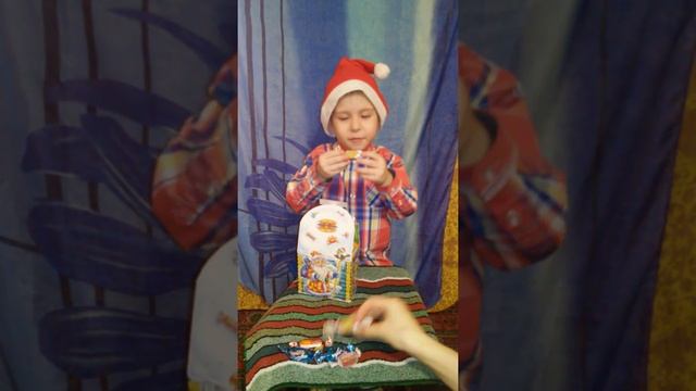 Маленький мальчик распоковывает новогодние сладости смотреть онлайн
