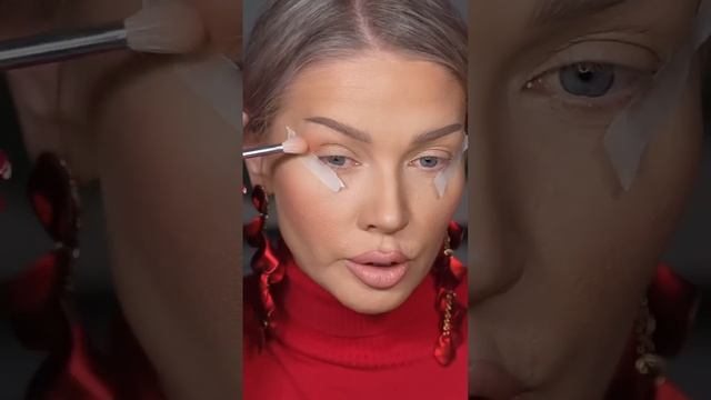 Урок макияжа "Растушеванная стрелка" с помощью скотча смотреть онлайн