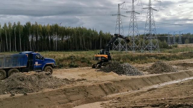 Колесно-гусеничный экскаватор HZM X120 работает на стройке.