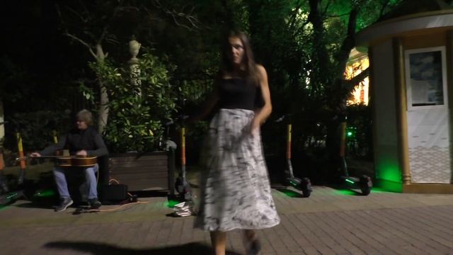 Танец на улице под гитару в Сочи! Девушка круто отжигает!!! смотреть онлайн