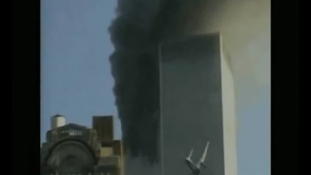 9 / 11. Цифровое изображение самолёта "влетает" в аналоговое изображение здания смотреть онлайн