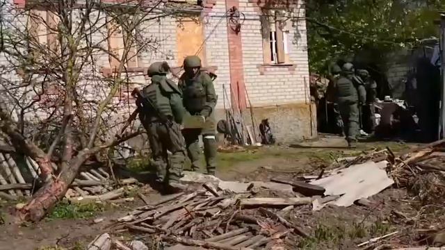 🇷🇺🇺🇦Минобороны России публикует кадры проведения разминирования в поселке Каменка Изюмского района. смотреть онлайн