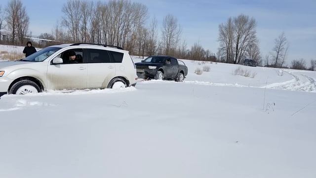 Mitsubishi Outlander против Hyundai IX 35 в снегу смотреть онлайн