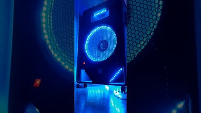 Самодельная колонка на эстрадном динамике (15 дюймов)... смотреть онлайн