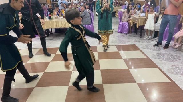 Девушки и Парни Танцует Супер Лезгинка 2021 Avar Dance Group Balaken Lezginka смотреть онлайн