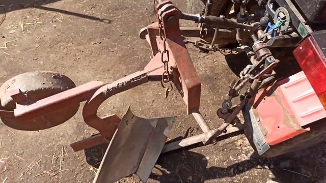 Предварительная настройка плуга. Вспашка огорода на минитракторе МТЗ.