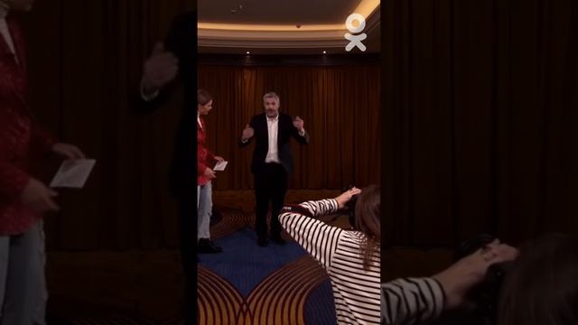 Наталья Водянова учит Евгения Рыбова позировать смотреть онлайн