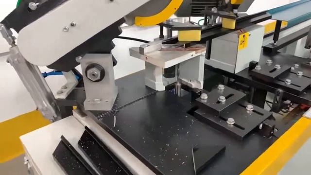 Заусовочный двухпильный станок OZGENC MAKINA Alumaster 200 - видео работы оборудования смотреть онлайн