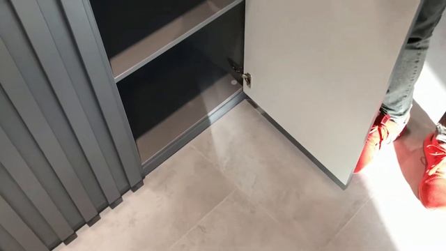 Шпонированный стеллаж с лайт боксом в офис продаж «Ольховский парк» смотреть онлайн