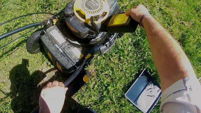 Как заменить масло и заточить нож в газонокосилке Champion LM-4627 смотреть онлайн