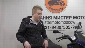 Необычный трехколесный скутер Piaggio MP3 400.