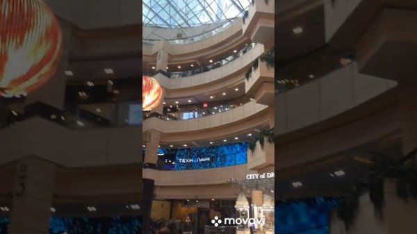 Афимолл Сити в Москва-Сити .  Большой крытый торговый центр с просторным атриумом, фонтаном .