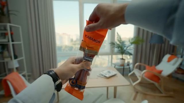 Реклама колбаски Кабанос с рукой Терминатора