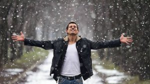 ЗИМА БЕРЁТ В ОБЪЯТИЯ СМУЩЁННОГО МЕНЯ