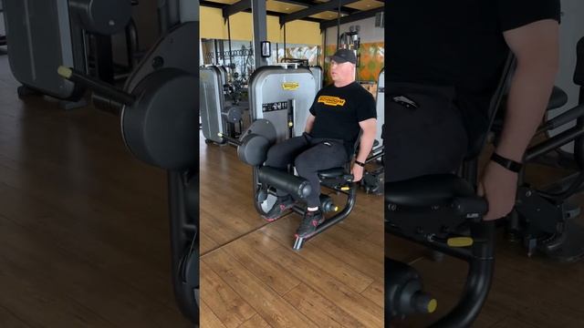 Ноги. Сгибание ног в тренажере Technogym. смотреть онлайн
