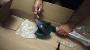 распаковка аккумуляторного триммера