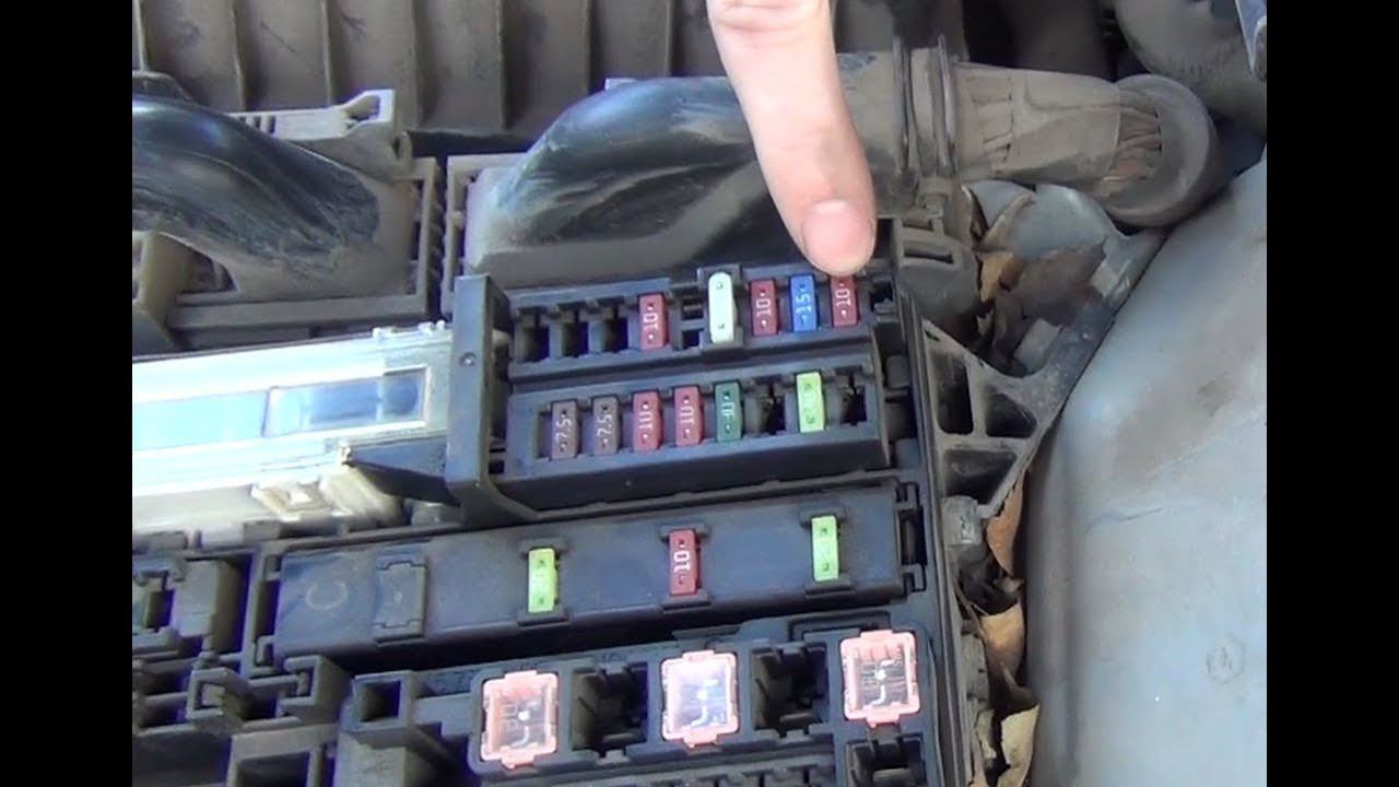 Замена предохранителя №19 освещения в Тойоте Королла Е150 смотреть онлайн