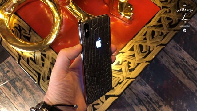iPhone Xs в коже крокодила со светящимся яблоком смотреть онлайн