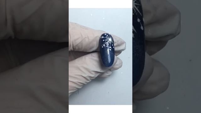 Как нарисовать снежинку на ногтях.Новогодний дизайн смотреть онлайн