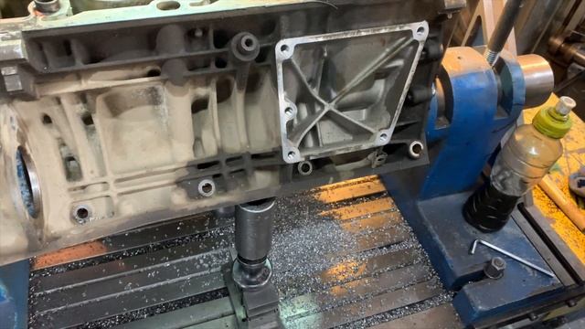 Запчасти в работе: расточка цилиндров под гильзы блока двигателя 3.5л бензин M272 от Mercedes ML350 смотреть онлайн