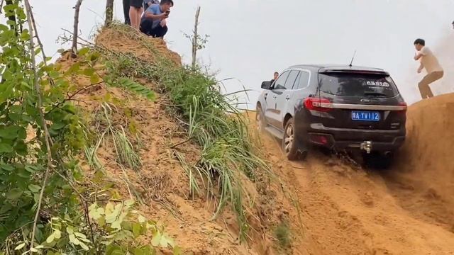 Land Rover Defender vs Ford Everest Land Cruiser vs Tank 300 and Toyota Prado vs Beijing BJ40 смотреть онлайн