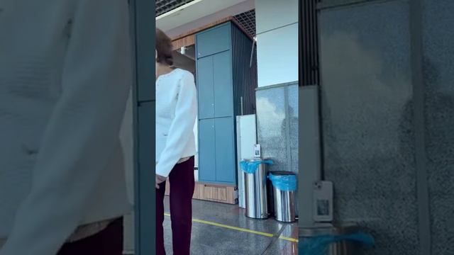 Снимаю рилс, как не дать себя ограбить в аэропорту 🙈 смотреть онлайн