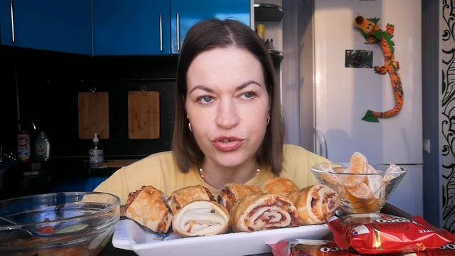 МУКБАНГ РУЛЕТИКИ С СЫРОМ И КОЛБАСОЙ, САЛАТ/MUKBANG HALK FAMILY ЕДА НА КАМЕРУ смотреть онлайн