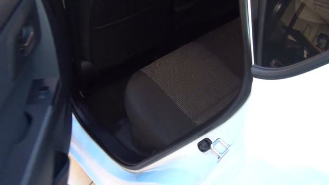Toyota Auris Hybrid 1.8 VVT-i Fancy Exterior and Interior смотреть онлайн