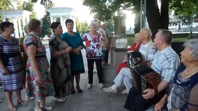 2757 Russian Dance Song Танцы песни в парке Орла под гармонь у фонтана Жители поют танцую город Орё