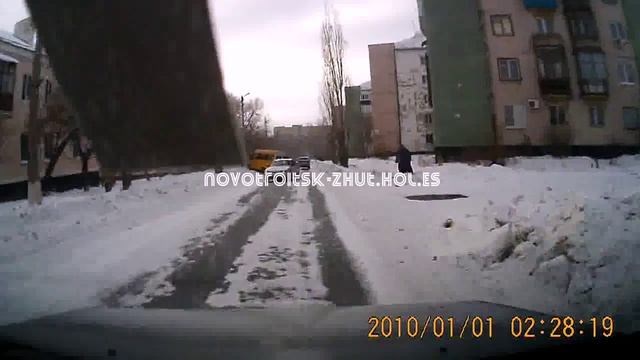 22/01/2016 Маршрутка улетела с дороги на ул.Мичурина смотреть онлайн