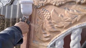 красим бетонный забор под золото