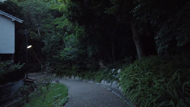 Япония. Милая улочка. Маленький храм рядом со станцией Майко. смотреть онлайн