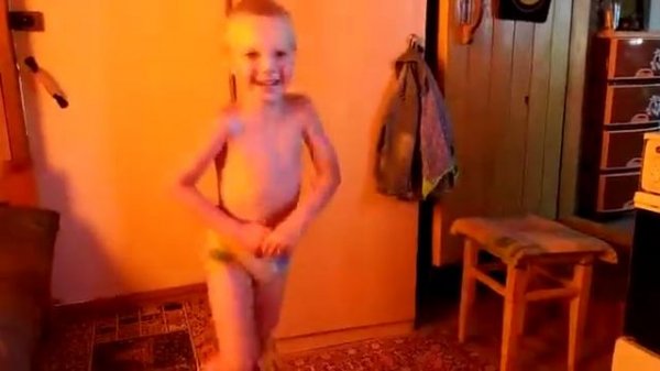 ...Почему я не болею, Почему я здоровее Всех ребят из нашего двора... Друзья Бян-Кин-До.