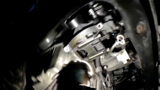 VW T5 2.0 Tdi(CFCA) 2010г./Cнимаем генератор/нет зарядки/Removing The Generator / No Charging .