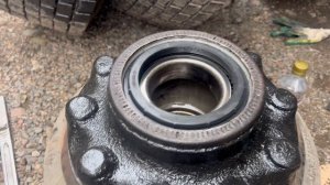 Замена ступичного сальника Freighliner