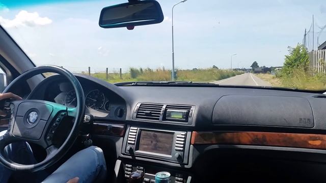 Summer drive in a BMW 523i E39 смотреть онлайн